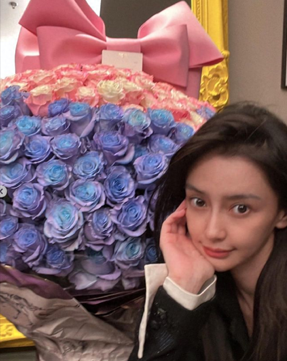 杨颖公开恋情!甜喊男友宝贝、晒天价礼物,男方背景远超黄晓明