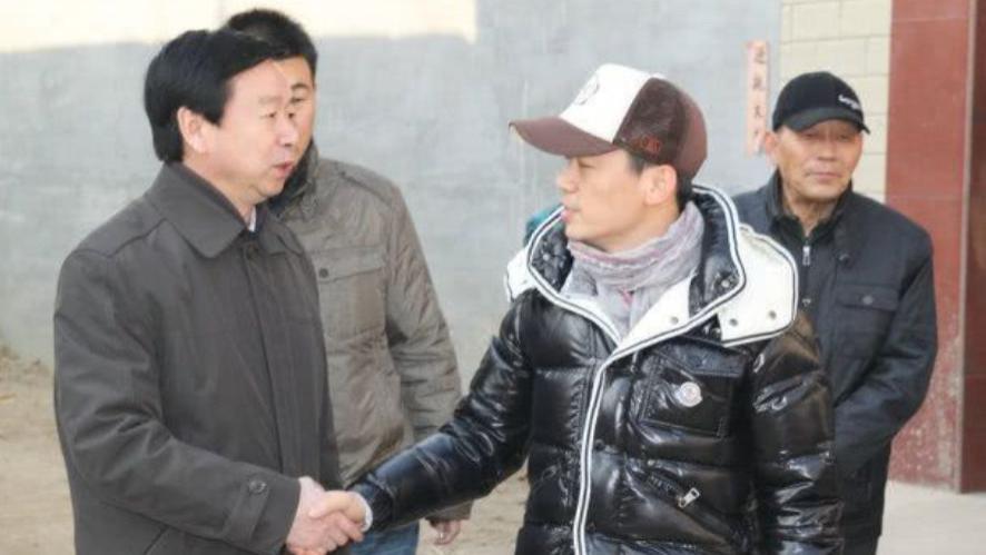 王宝强出名后，家乡村口给他立了个牌坊，他回家探亲顿时火冒三丈