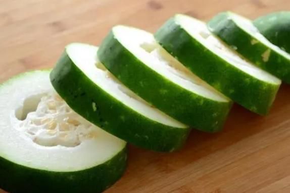 胆固醇|苦瓜可以降尿酸吗？医生：这4物才是降尿酸“高手”，建议吃一些