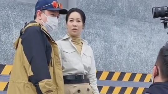 那英|56岁那英现身春晚彩排现场？导演力捧她复出？网友：我想砸电视