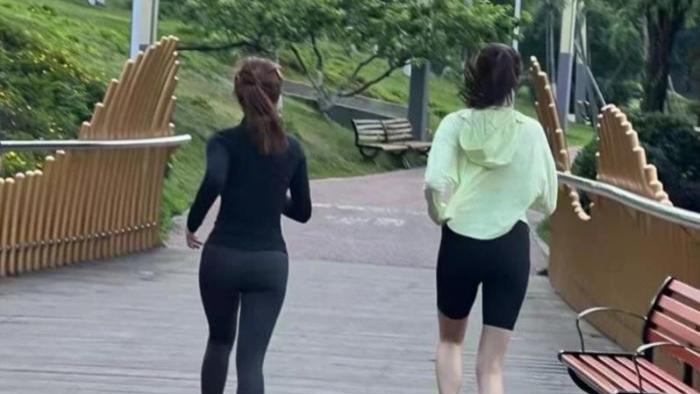 朱珠|关晓彤跑步被偶遇，陪跑的私教老师火爆出圈，身材超辣