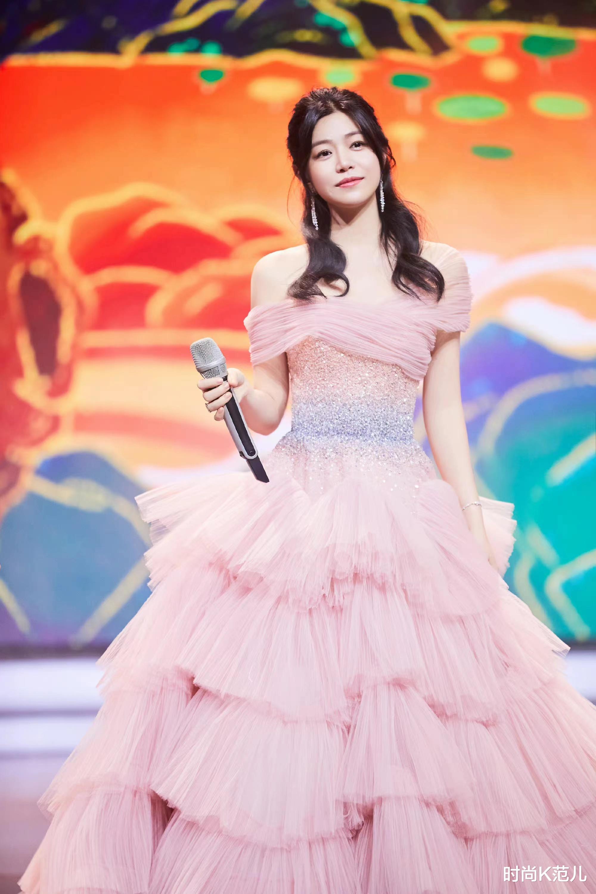 陈妍希|陈妍希登台献唱,穿一条粉色蛋糕裙,甜美减龄气质出众!