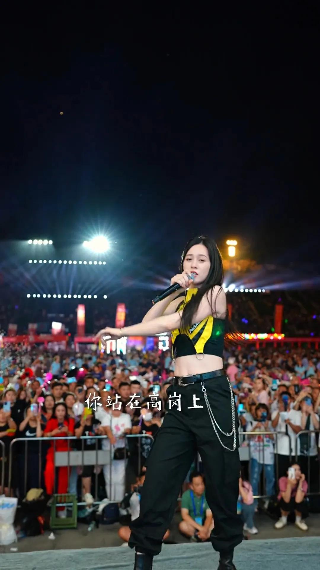 网红唐艺路人照奇丑无比,眼神黯淡无光,看着像40岁大妈 - 社会资讯(主