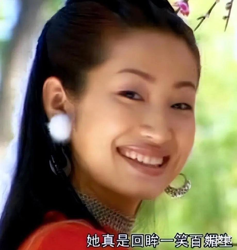 丑而不自知有多可怕，长相寒碜非要尬演绝世美人，观众直呼辣眼！