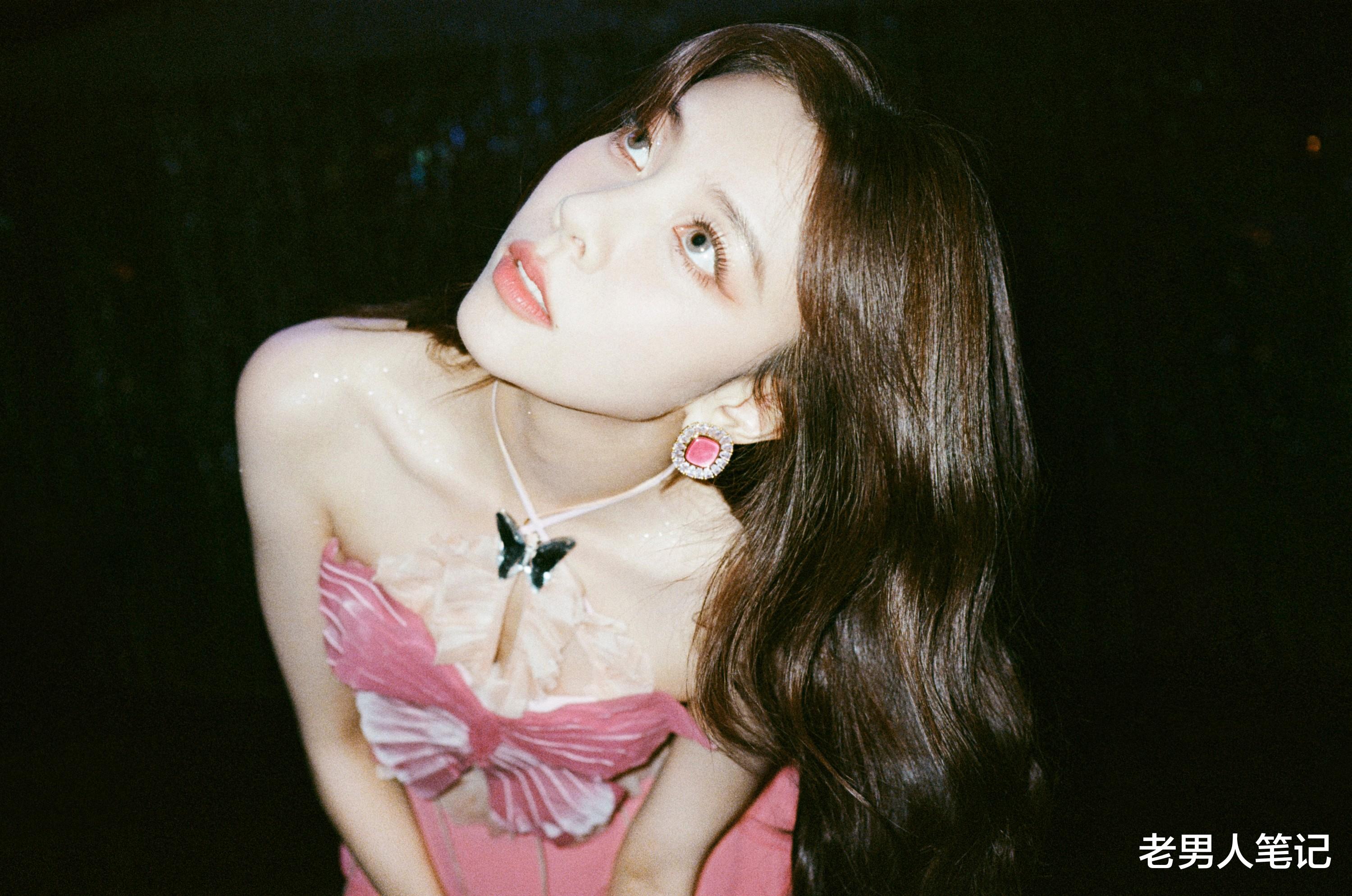 连衣裙 宋妍霏壁纸图集，大波浪红唇蝴蝶抹胸，满满的复古浪漫气息