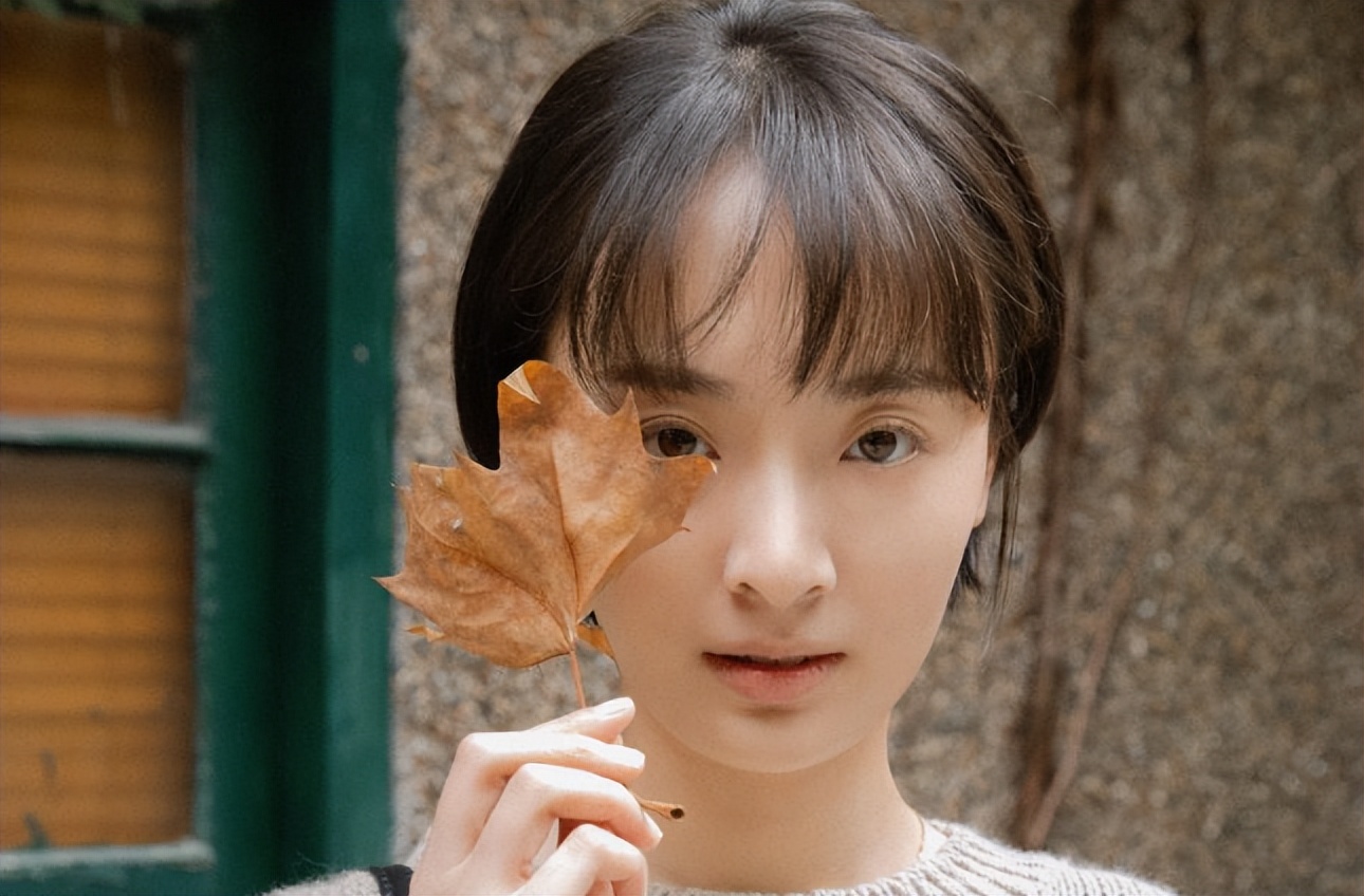 孙铱弟弟大婚新娘穿黑婚纱,婆婆黑白旗袍指不吉利,婚礼氛围怪异