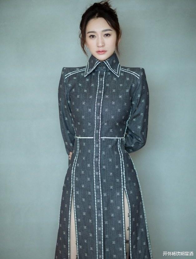 论毁形象只服李小冉,肉色字母丝袜搭配修身连衣裙变身大妈!