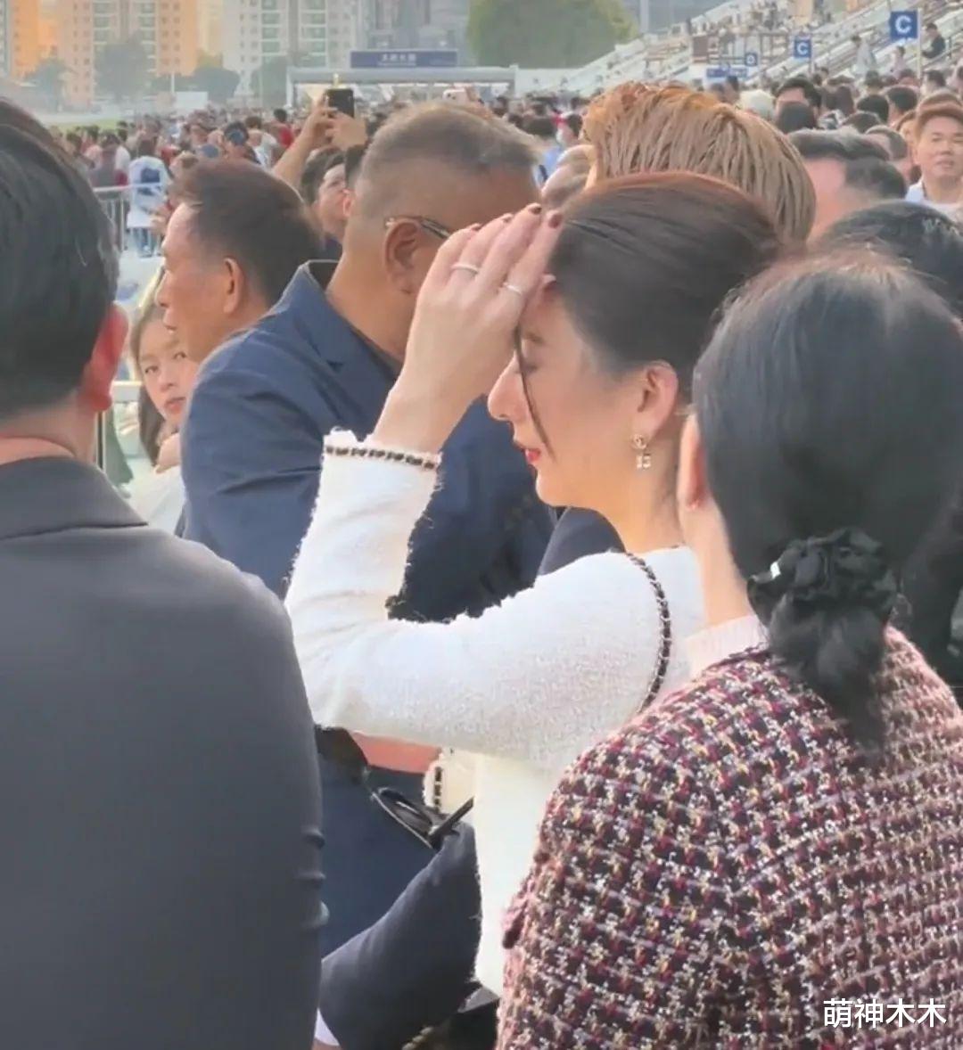 郭富城一家四口现身赛马场，女儿黏爸爸要抱抱，方媛鼻子引热议