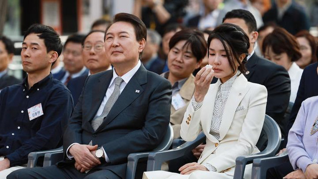 西装 韩国第一夫人当众擤鼻涕都好美！穿西装勒出少女腰，不生孩子超嫩