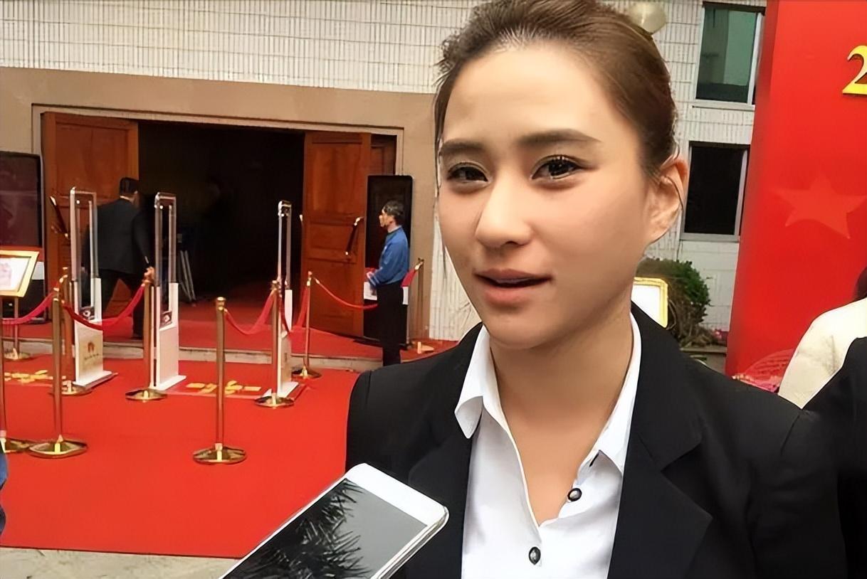 大婚才20天,何超莲"面目全非",鼻子和脸变圆润,背带裤遮孕肚 - 娱乐