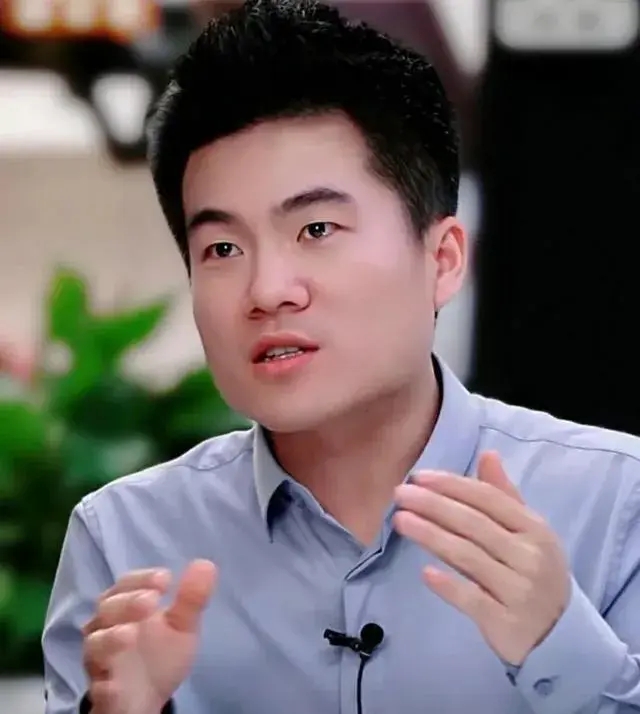 董宇辉东方小孙和解,回归公司直播,心不在焉,瞬间老了十岁