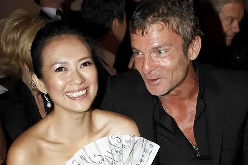 两张全家福,将朱丹与章子怡截然相反的婚姻状态,体现得淋漓尽致