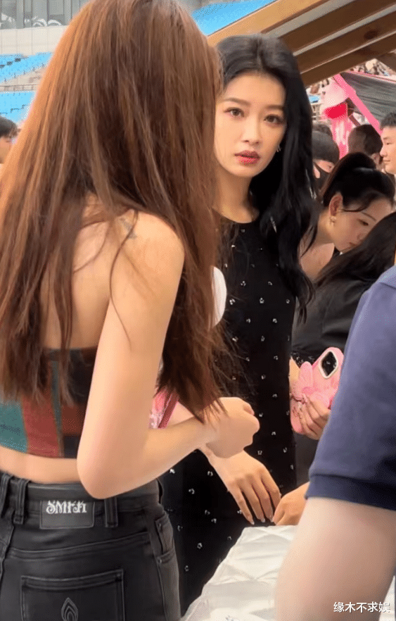 孙怡看薛之谦演唱会,戴236万名表身价疑过亿,女儿穿百元平价款