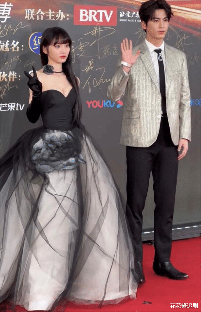 老师...今年红毯笑料有点多啊哈哈哈!