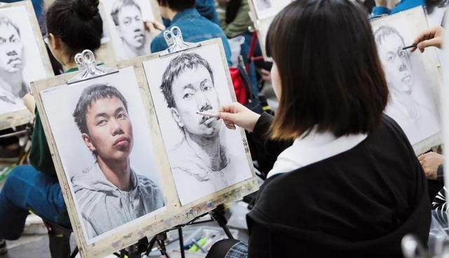 王诗龄和黄多多冲上热搜,两人的画作被比较,网友:差距太大了