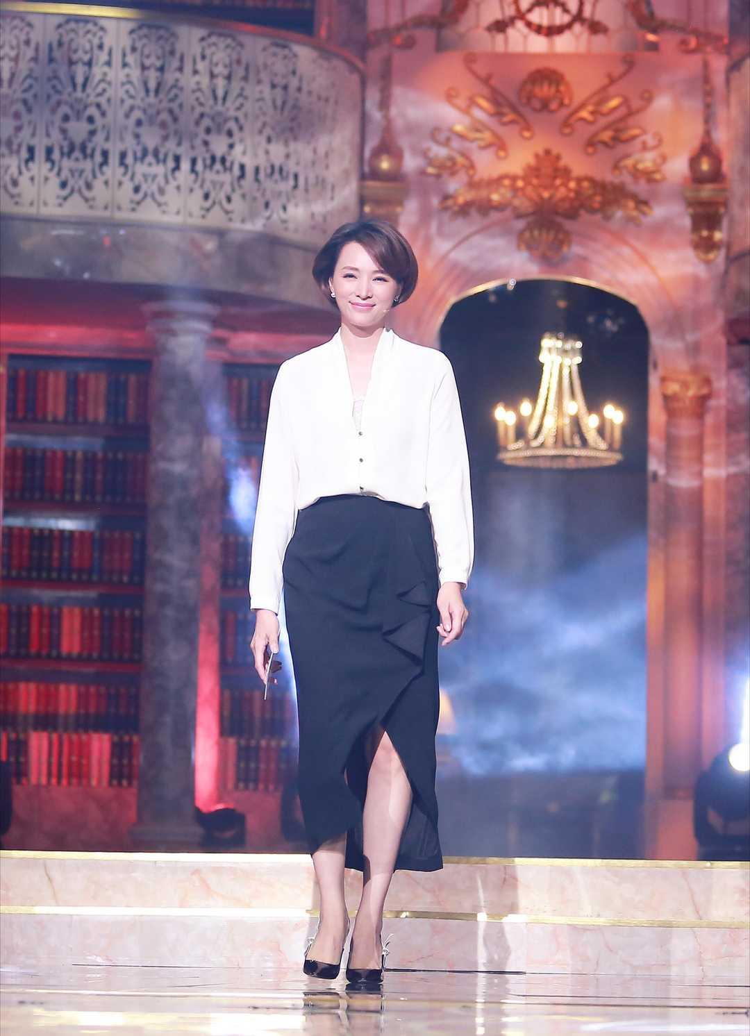 央视一姐董卿亲身示范:不穿老年装、不烫老年头,50岁都没大妈感