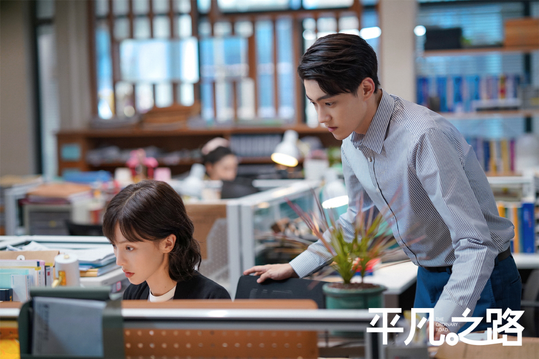 平凡之路|飘逸又沉稳，《平凡之路》的轻喜表象下有一颗观照现实的心