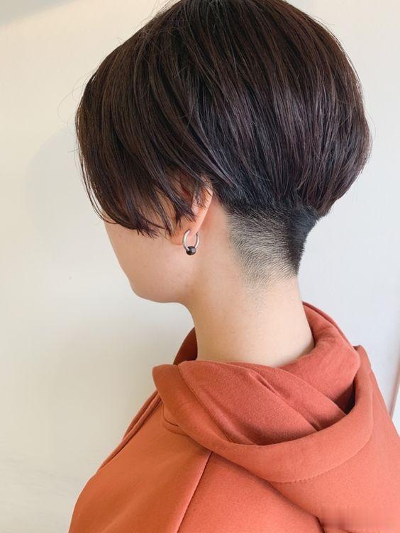 女人过了40岁,短发试试推边头发型,利落时尚有个性
