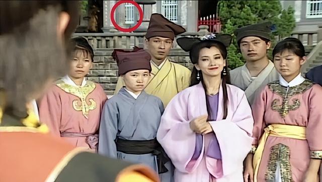 《新白娘子传奇》中的穿帮镜头,简直太搞笑,看这么多年都没发现