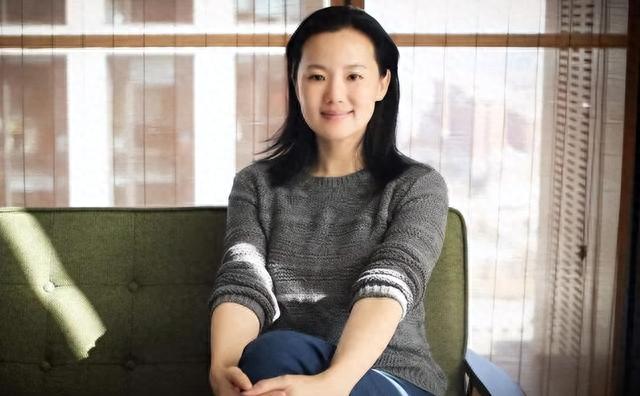 《孤注一掷》热映,跳过美女荷官金晨,我被53岁女三号迷住了