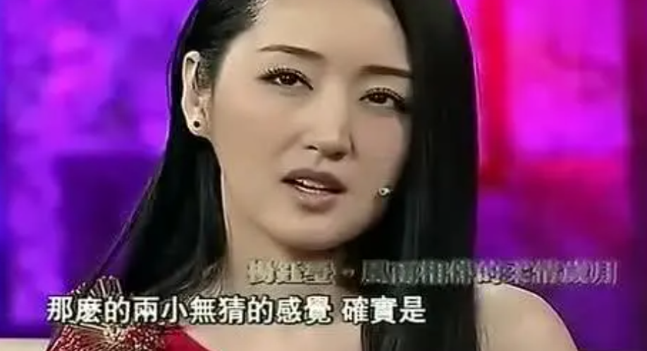 杨钰莹|52岁杨钰莹穿紧身裙被疑怀孕，小腹隆起似西瓜，平地走路多人搀扶