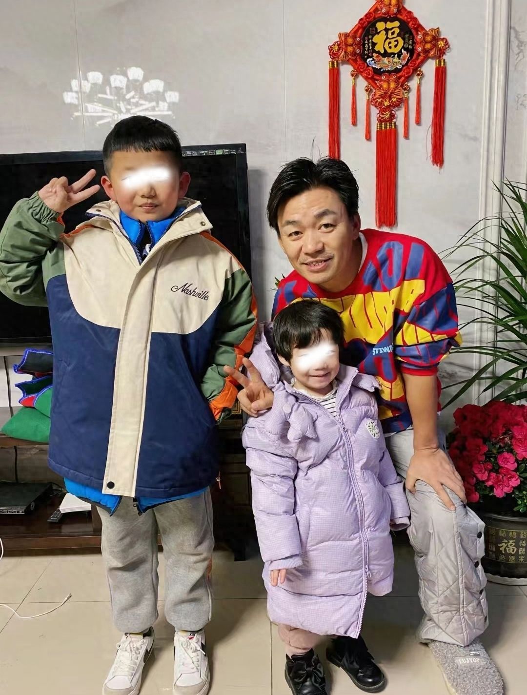 回顾：王宝强开豪车回乡，看到村口的牌坊，一句话让村长下不来台