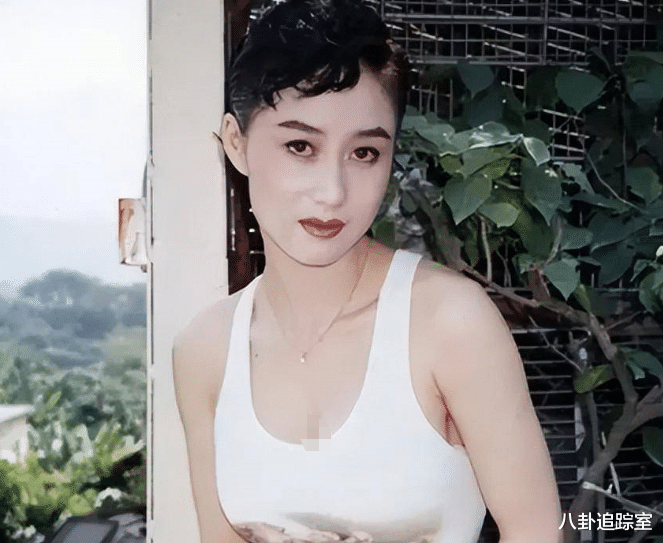 李连杰|61岁利智罕露面,皮肤松弛双颊下垂似妇女,与友人同吃蛋糕超放松