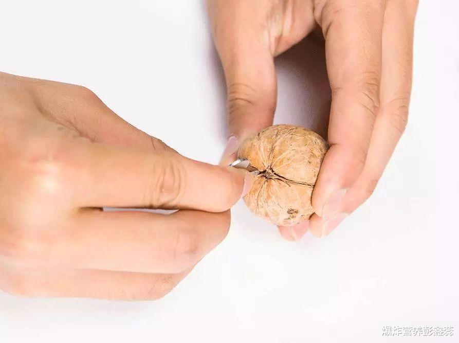 核桃被称为“血管清道夫”,可核桃早上吃好,还是晚上吃好?