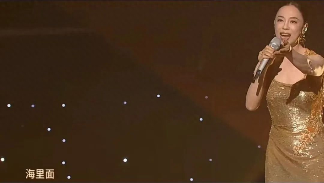 林志玲中秋节嘟嘴卖萌胸前兔兔太抢镜了！不输杨幂！