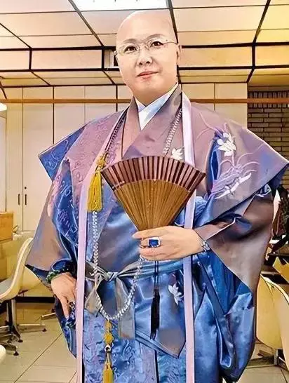 “花尼姑”尖锐评论林志玲以前胸前有两颗樱桃,现变成两颗黑枣