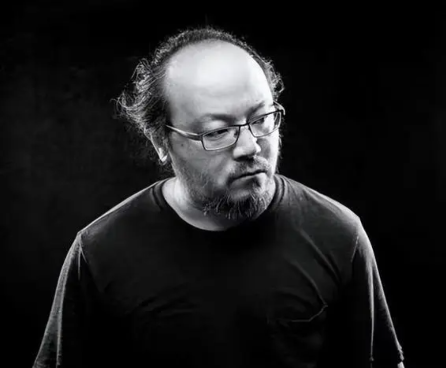 窦靖童|王菲26岁女儿近况曝光!与年轻美女合影似情侣,下巴文身有特色