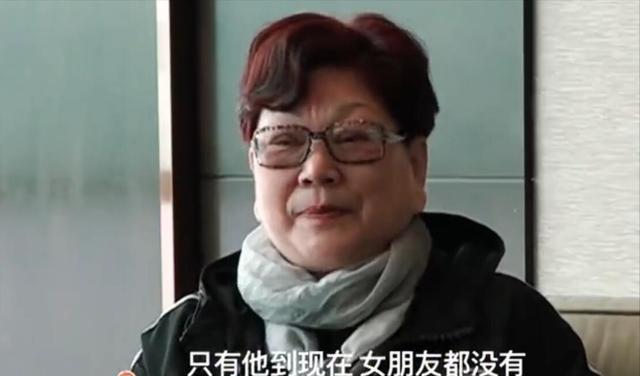 他是最没有主见的妈宝男，年轻时母亲不让谈恋爱，40岁了还没结婚