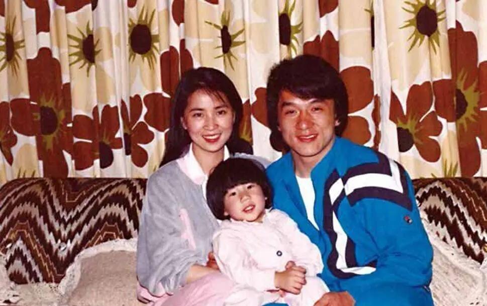 成龙变更100亿遗嘱!这次房祖名“输”惨了,小龙女赢麻了!