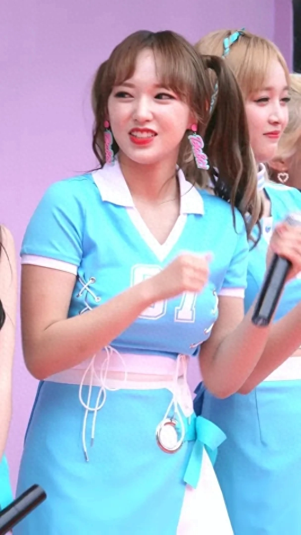 彭丹的双马尾造型最为清纯，堪称最美村姑