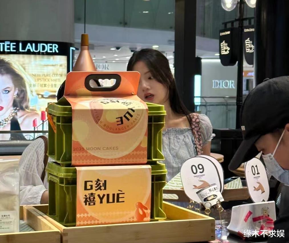 23岁任敏商场被偶遇，一身行头仅百元，真人暴瘦比剧中美太多！