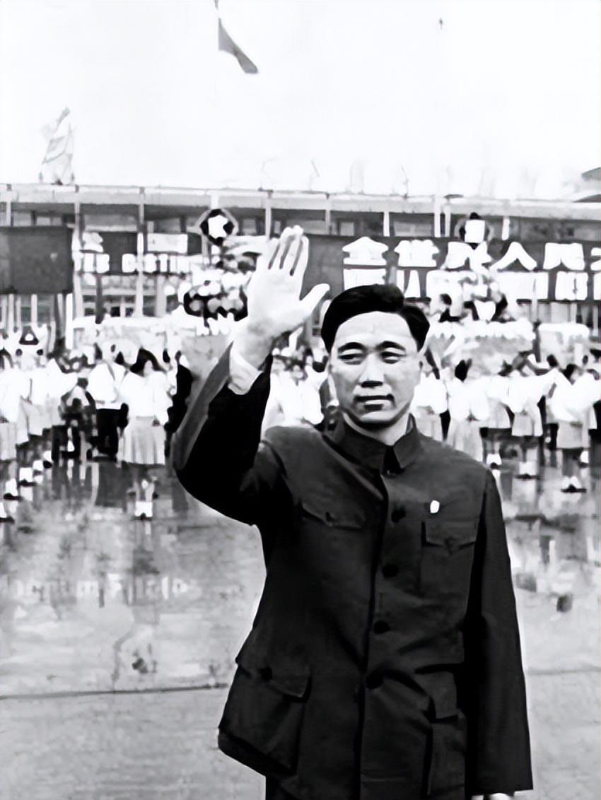 1976年王洪文被捕时，挣脱警卫扑向叶剑英，企图卡他的脖子 -6park.com