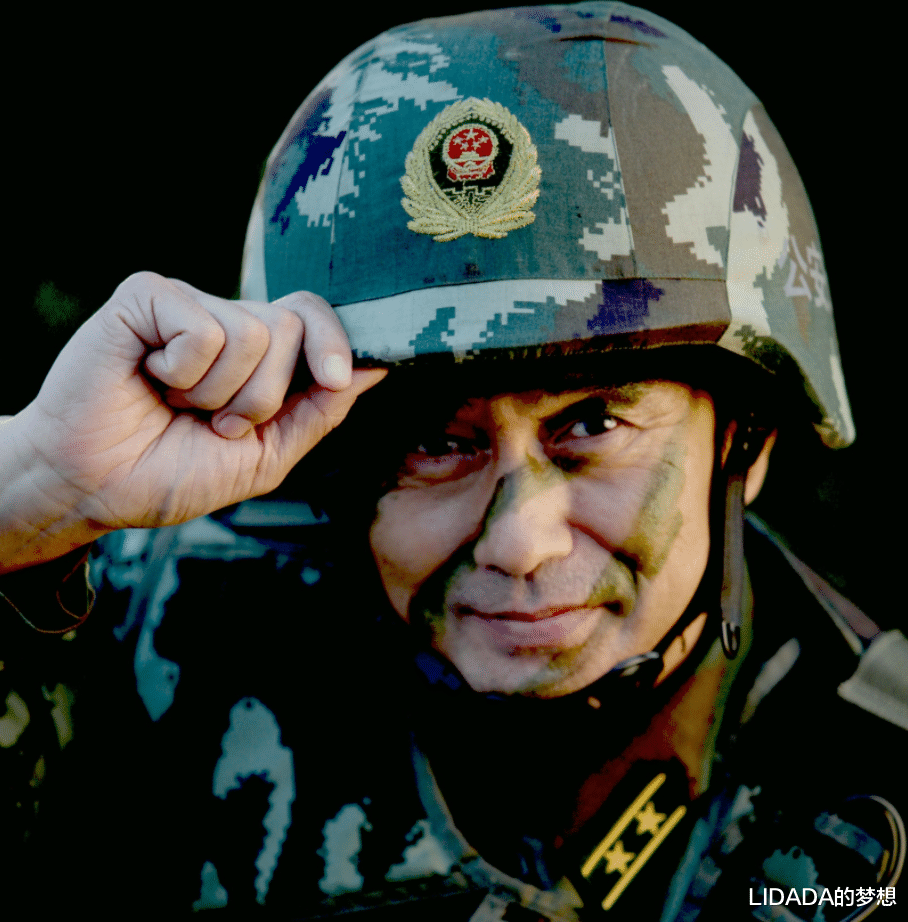 他是知名老戏骨，越老越帅，低调结婚生女，追求平凡生活