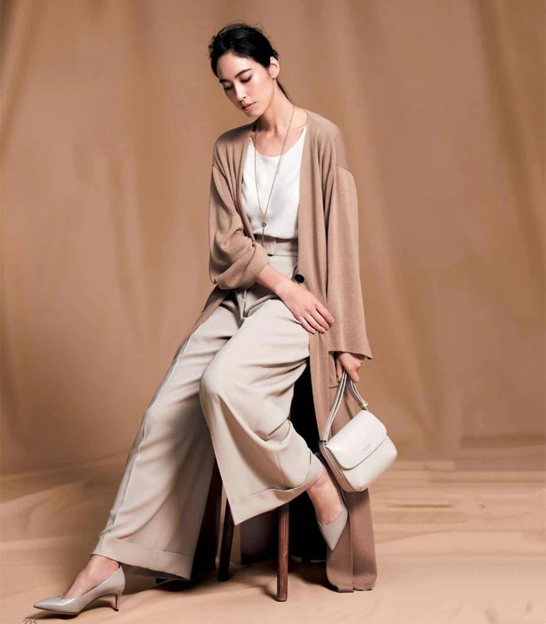 短发 经过对比才发现,比变老更可怕的是穿打底裤、短发烫卷,土得嘞