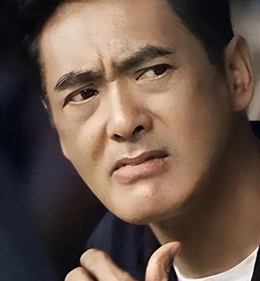 68岁周润发突然昏迷，却不见妻子陪同，网友的反应：“自作自受”