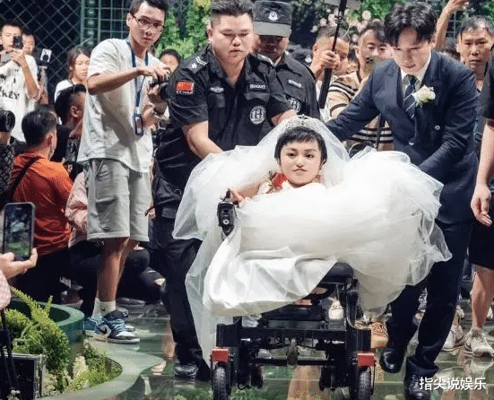 袖珍富豪李喜梅大婚，疑前夫大闹索要1亿损失费，丈夫反应被吐槽