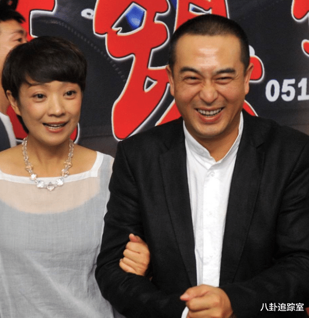 影帝张嘉译被传婚变!晒同框照两人全程零交流,知情人出面透真相