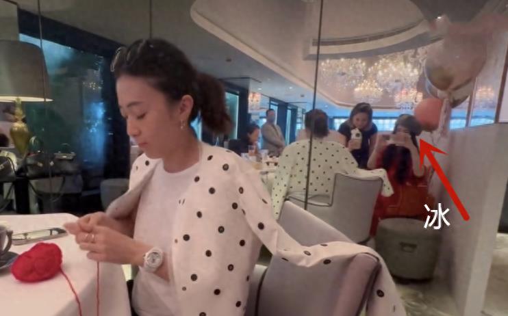 甘比庆生邀冰冰聚餐，现场织毛线送人很接地气，女儿谨慎提防获好评
