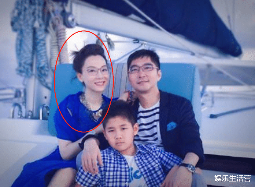 陈数|真离了?陈数和鲜肉出酒店牵手,手上婚戒消失,嫁富翁45岁未生育