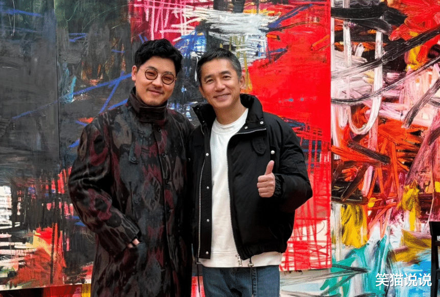 刘嘉玲晒照：梁朝伟观看雕像好认真，与妈妈一起逛京都