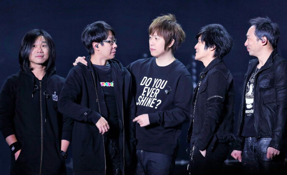 五月天塌房！工作人员只能吃白饭配咸菜被骂，与薛之谦的对比惨烈