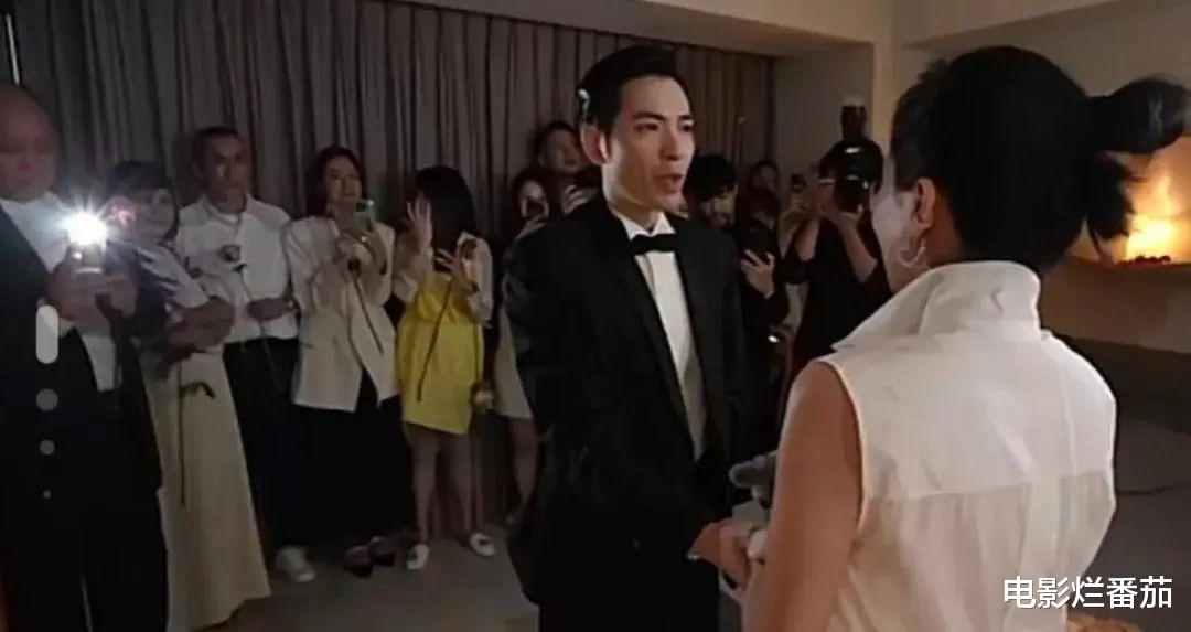 萧敬腾求婚大14岁经纪人，牵出明星和经纪人关系，只能用复杂形容