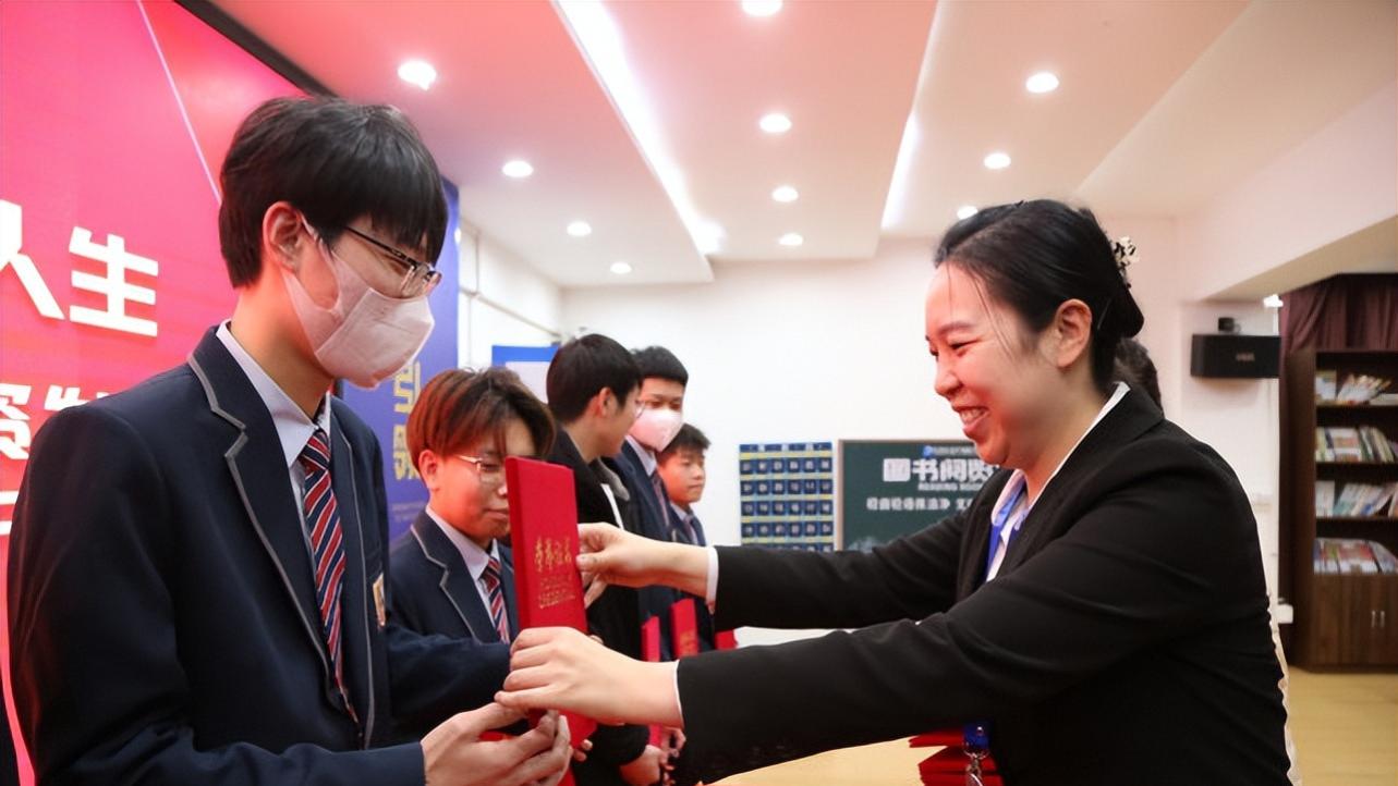 为什么公司发工资都要迟15天才发呢？老板说出真相，原因太现实了