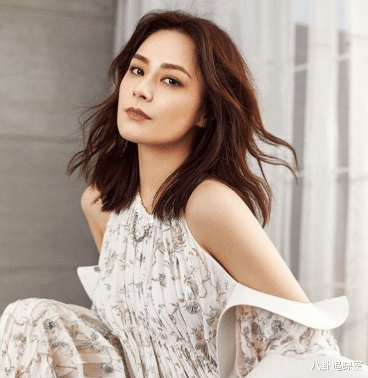 |42岁阿娇罕见晒自拍，穿黑色短袖嘟嘴卖萌似少女，懒理私生子传闻