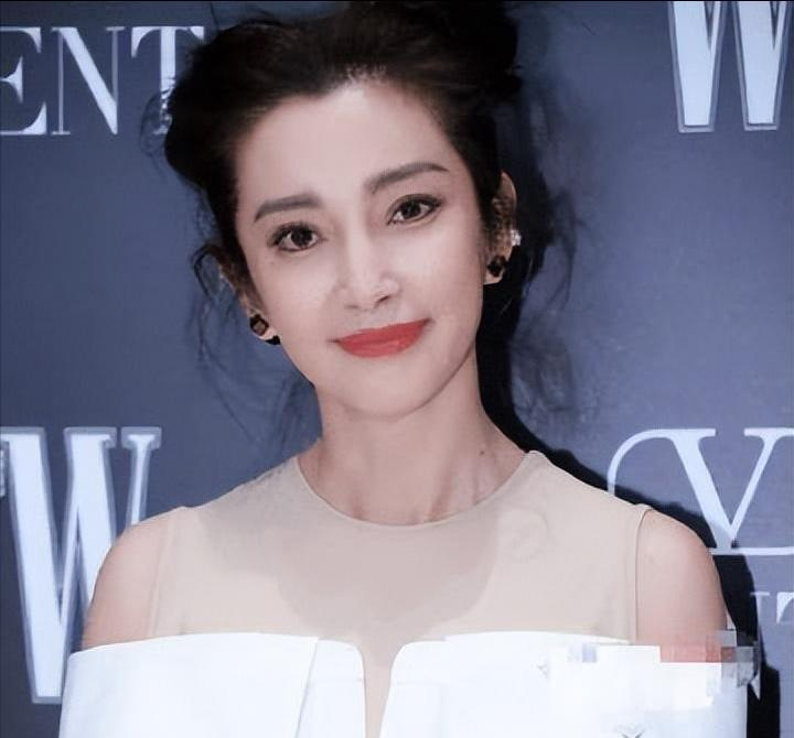 50岁李冰冰“绝症”曝光,就连正常生活都成奢侈,无人敢近身!