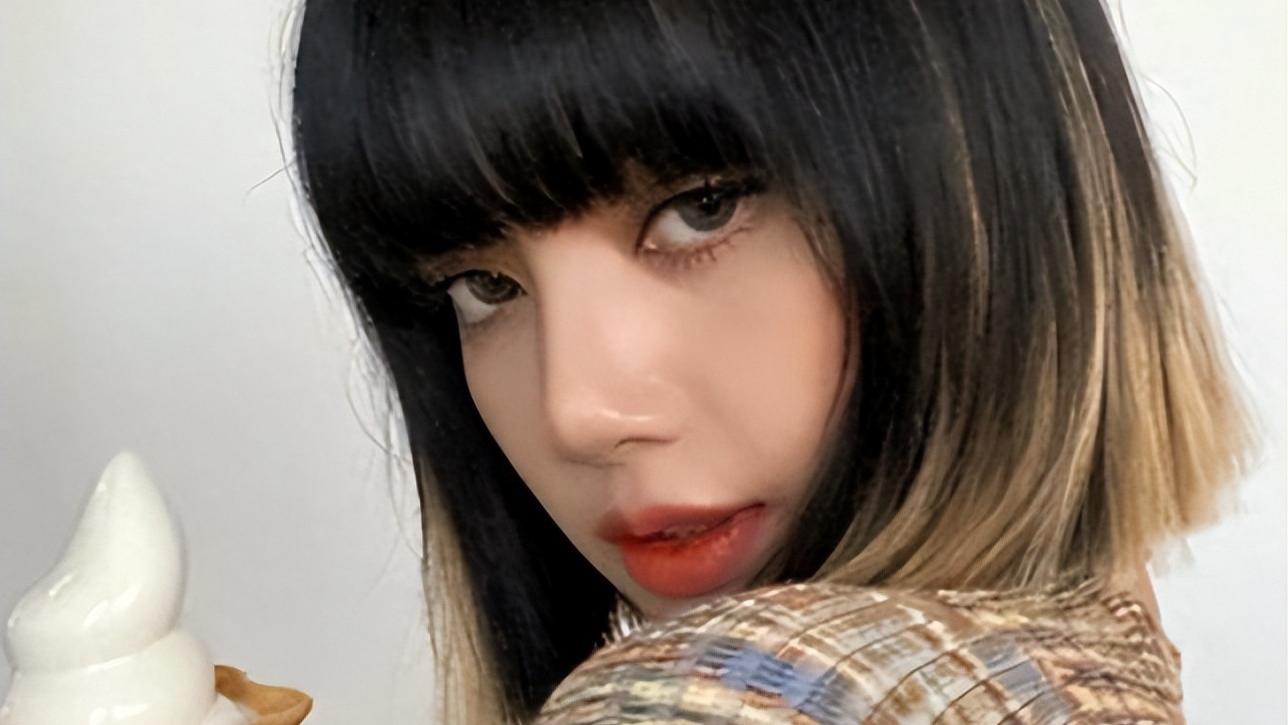 Lisa官宣退出YG公司，穿短裙对镜下蹲漆黑一片，疑赴美入光明会